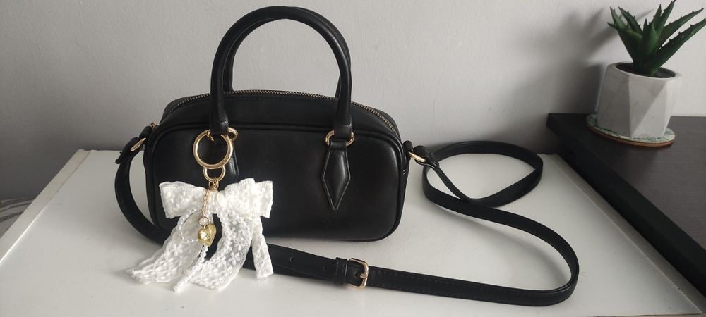 Torebka Primark czarna mała kuferek listonoszka z brelokiem