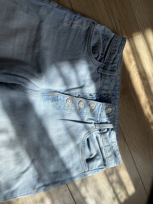 Джинси з розрізами на колінах