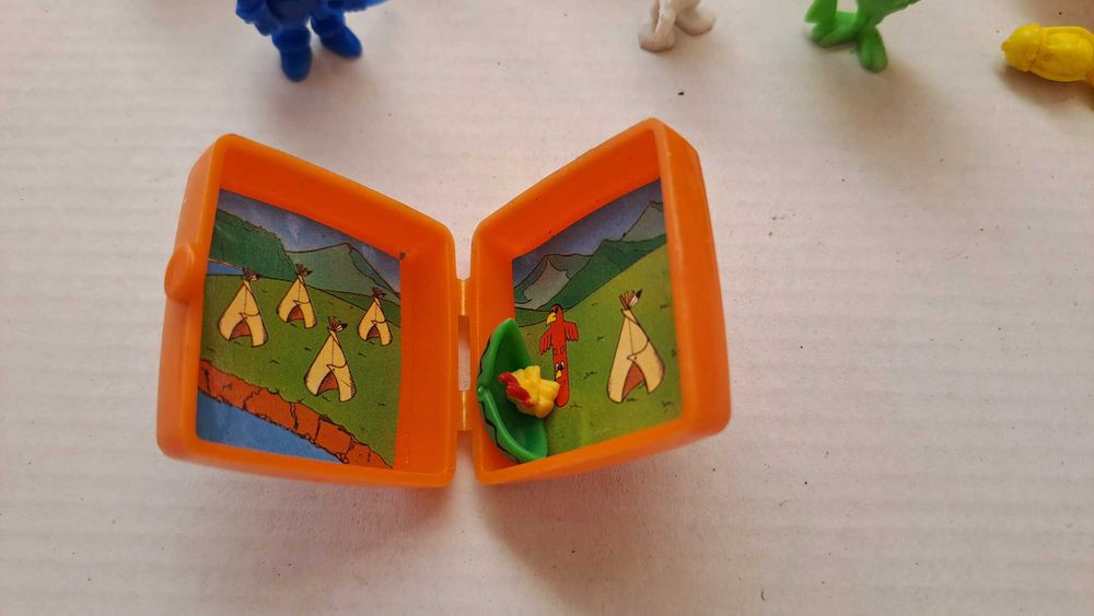 Bonecos de brindes antigos.