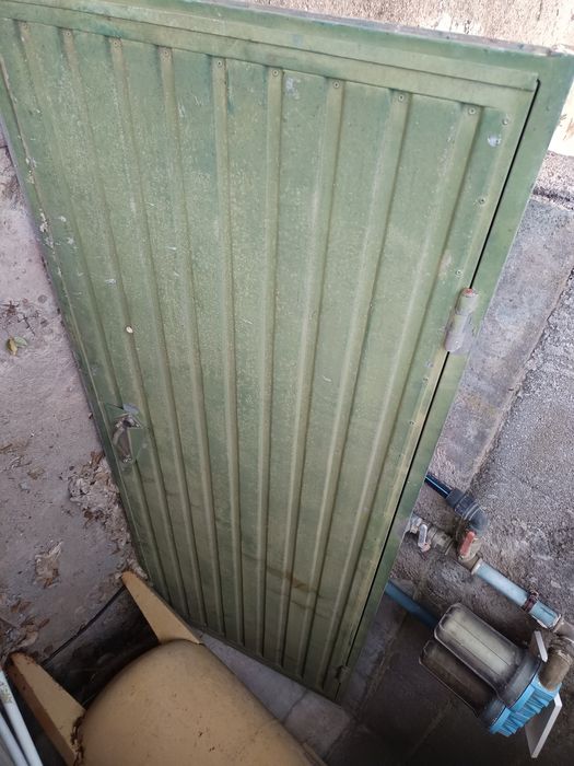 Porta de ferro a precisar de pintura