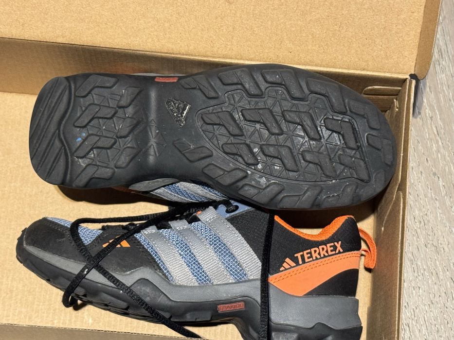 Sapatilhas Adidas modelo Terrex