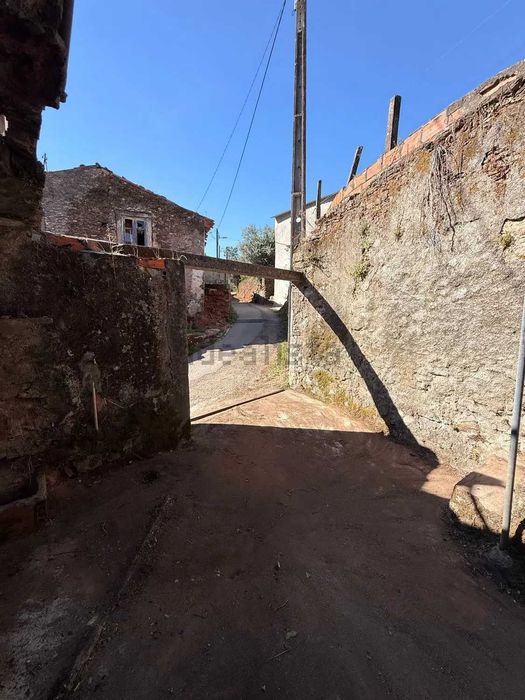 Moradia T3 p/ Reconstrução na Trémoa – Coimbra / Metro Mondego