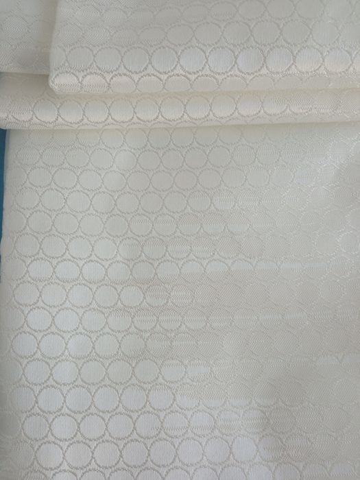 Conjunto de 2 cortinados, em branco (padrão elegante e discreto)