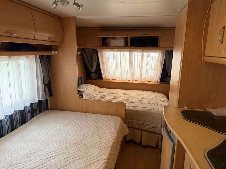 Vende se caravana e material de campismo