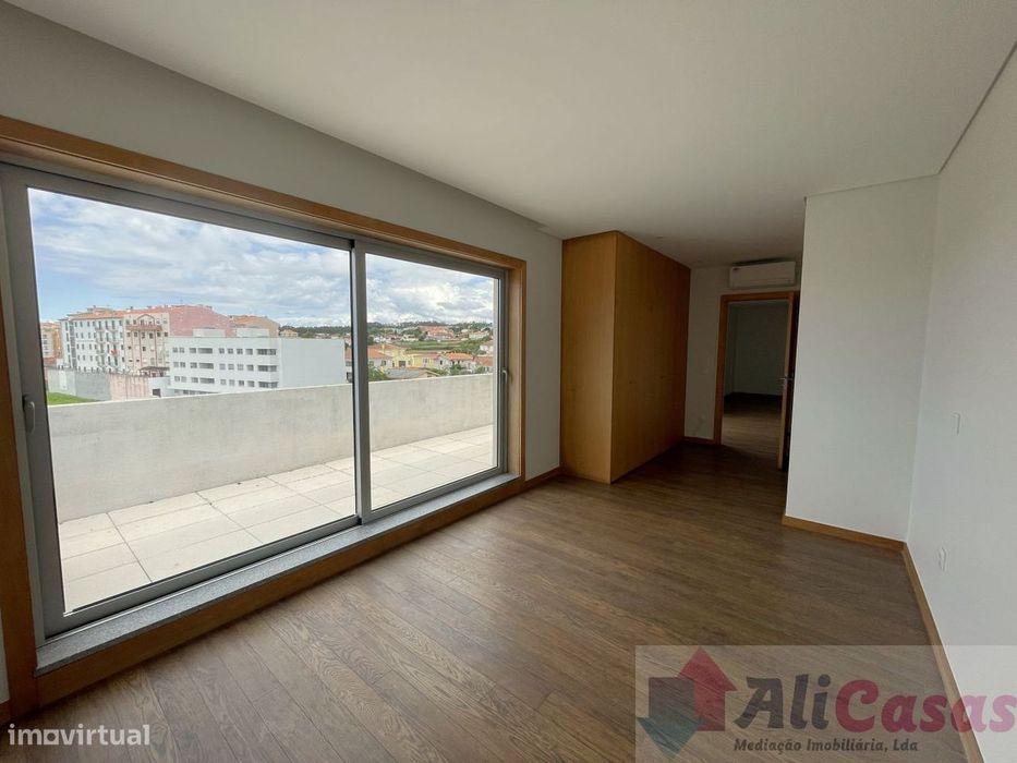 **Penthouse T4 para Aluguer em Localização Privilegiada!**