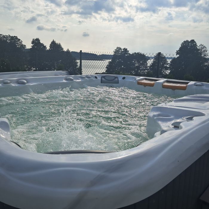 Wakacje, noclegi na Mazurach. Dom nad jeziorem. Prywatny pomost, wędko