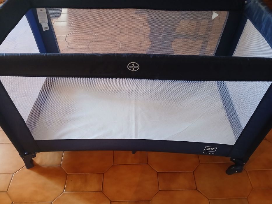 Vendo cama de viagem com colchão marca Zippy