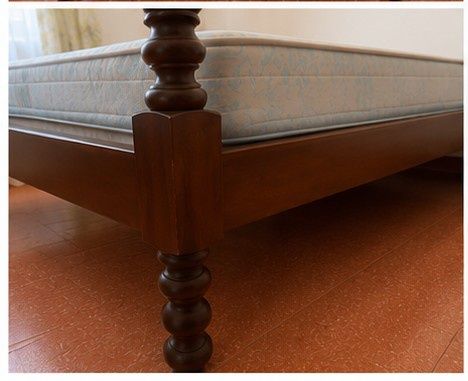 Cama casal e abajur de madeira
