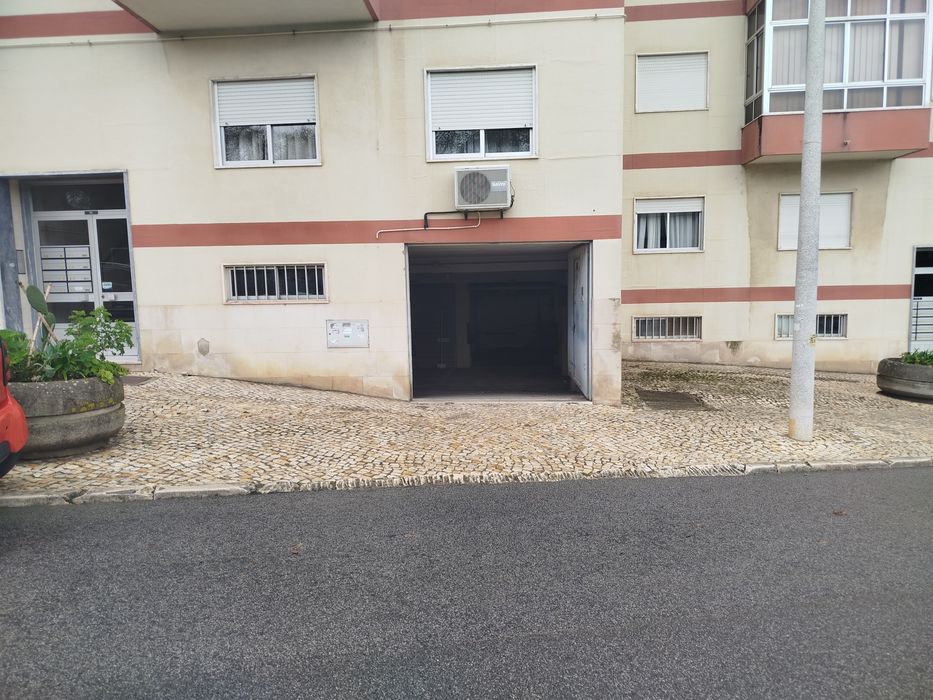 Alugo garagem Alhandra