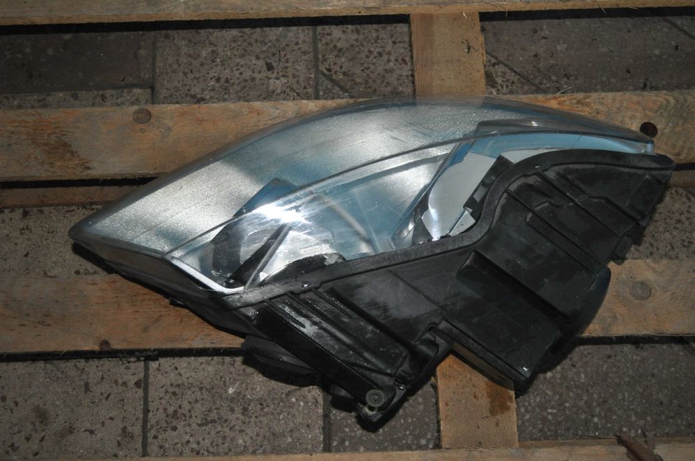 Volkswagen Touareg правая фара hella