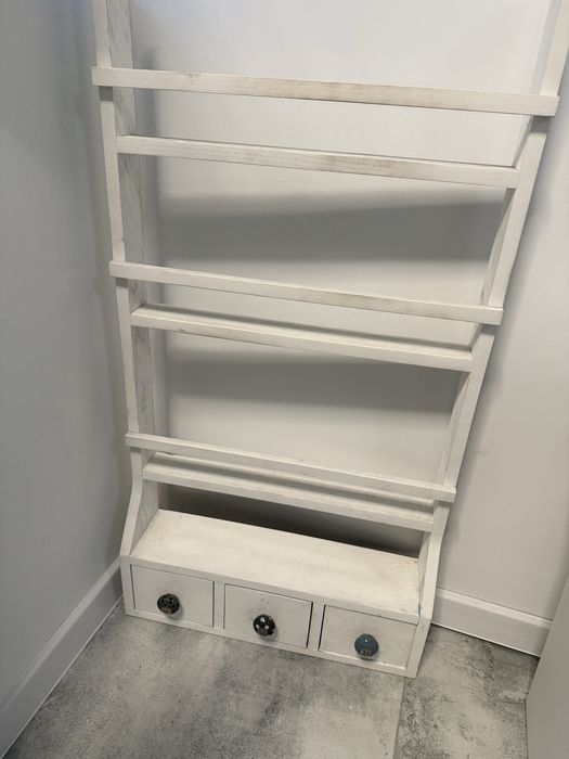 Regał na ksiazki z szufladkami