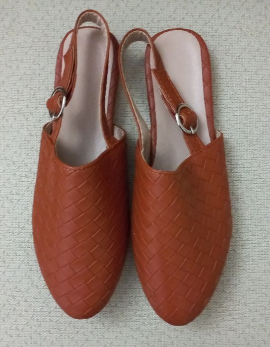 Vendo DOIS PARES de sandálias NOVAS