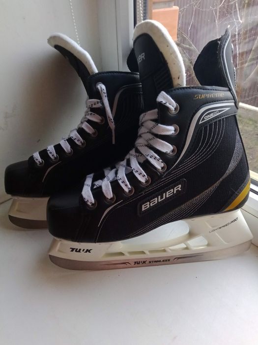 Перчатки хоккейные, форма.