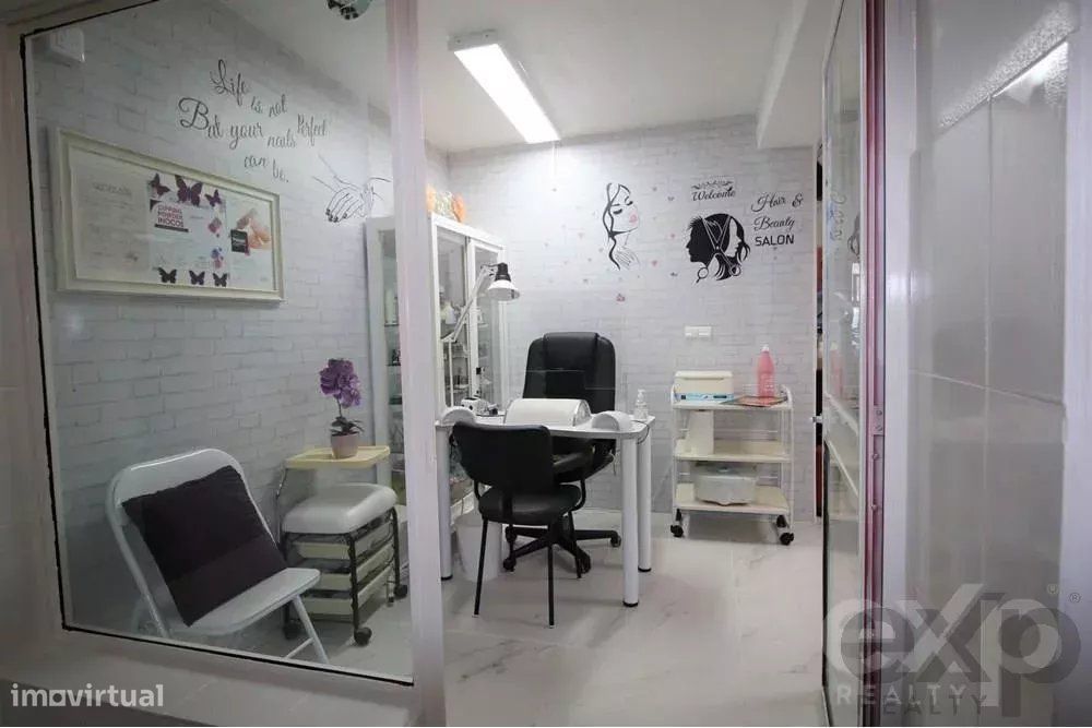 Vende-se loja no Centro Comercial em Cabanas