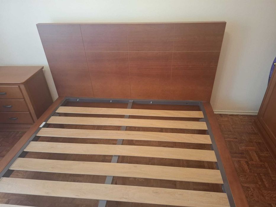 Mobilia de quarto em madeira macica boa qualidade
