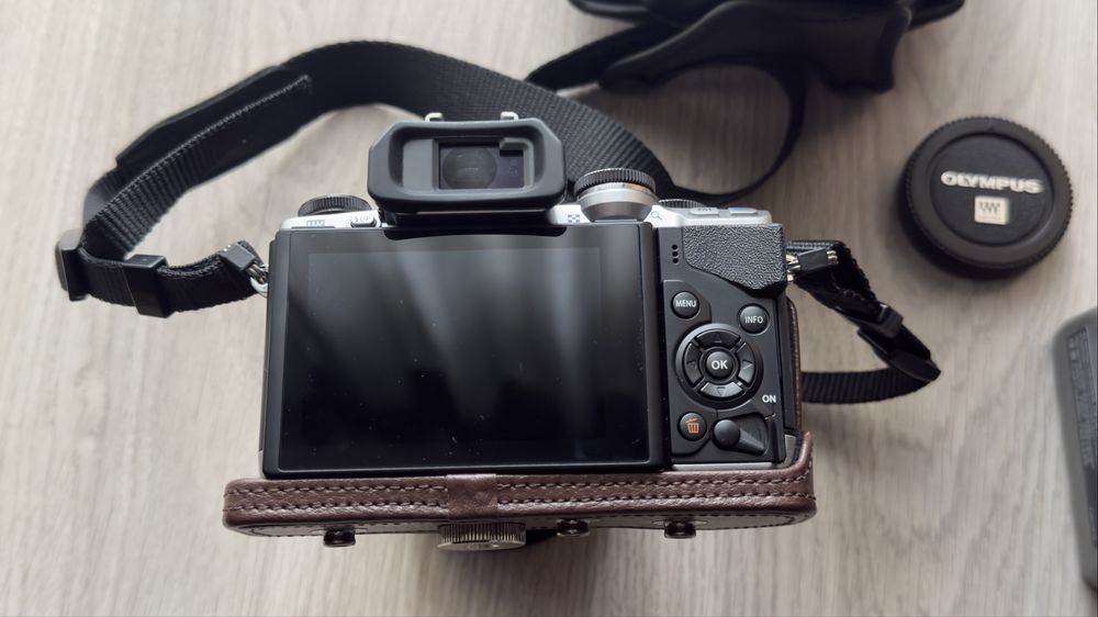 Olympus OM-D E-M10 e Lente 14-150mm