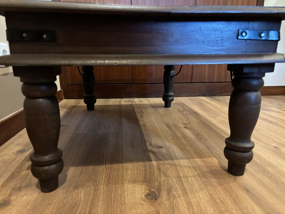 Mesa  de madeira maciça com pormenores de metal