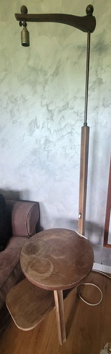 Lampa stojąca że stolikiem