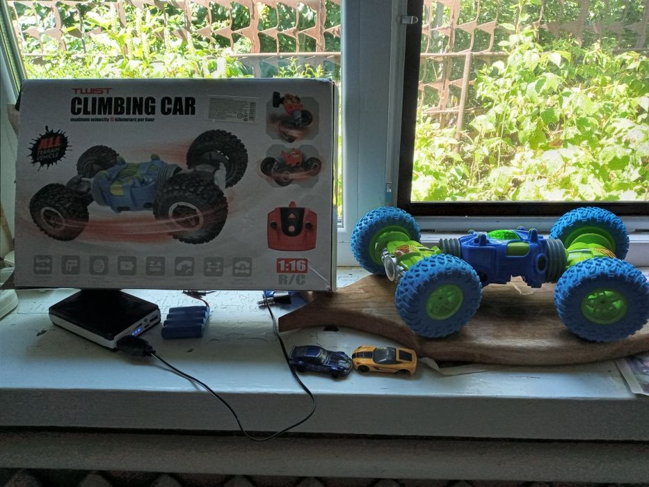 Продам машинка на батарейке