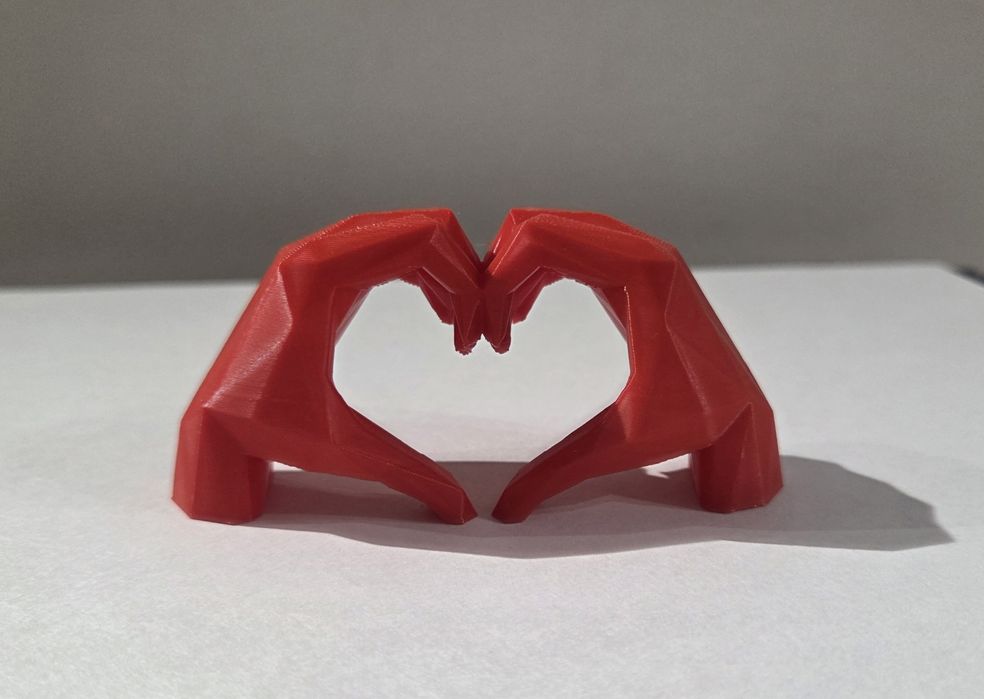 Walentynki Dzień Zakochanych dwie dłonie tworzące Serce