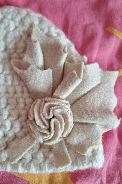 Gorro com flor 23 cm