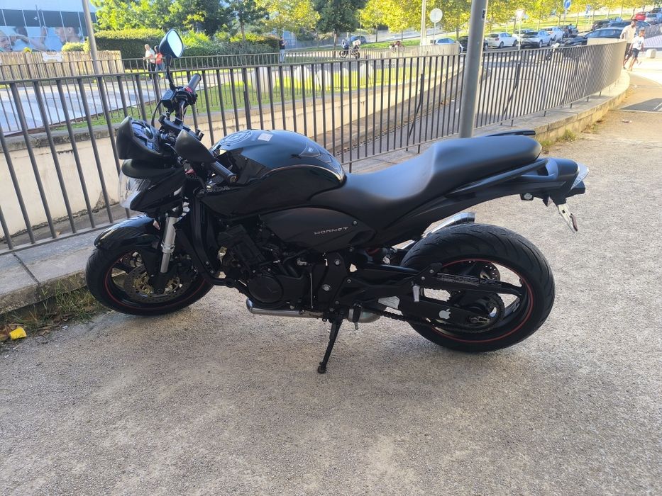 Hornet 600 preta com 23 mil km