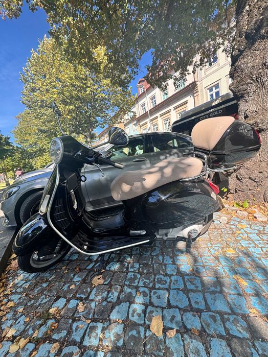 Vespa 250 GTS ie ABS, preto com mala