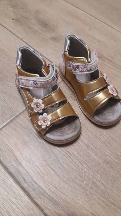 Dziewczęce sandałki rozm. 23