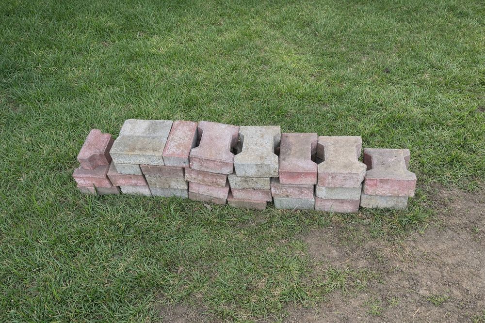 Kostki brukowe szare i czerowne oraz pustaki fundamentowe