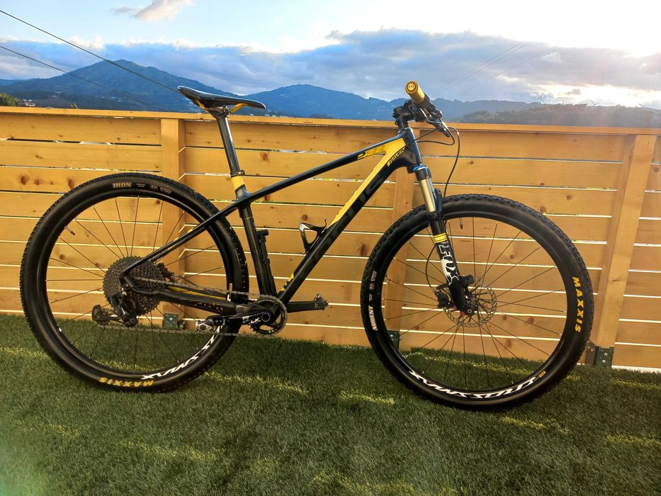 Bicicleta Focus Carbono roda 29