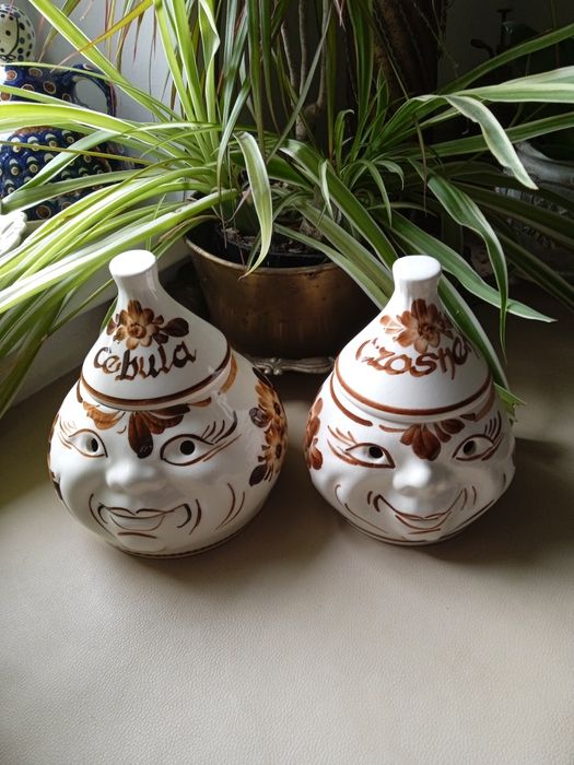 Dwa pojemniki na cebulę i czosnek.Fajans Wloclawek.