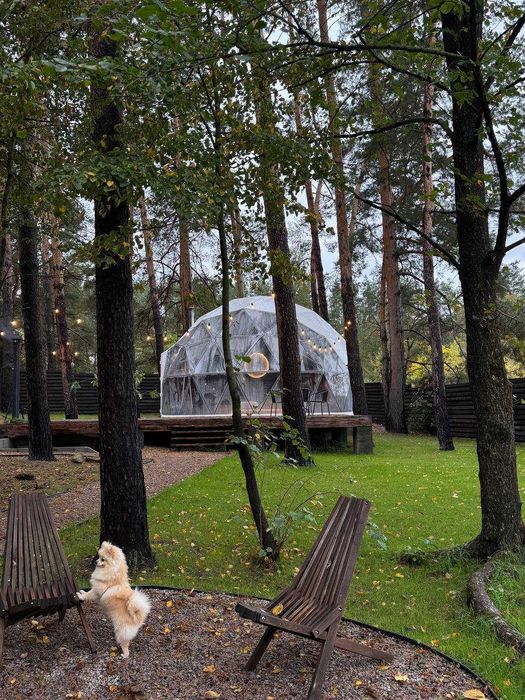 Купольний будиночок для відпочинку з чаном на терасі