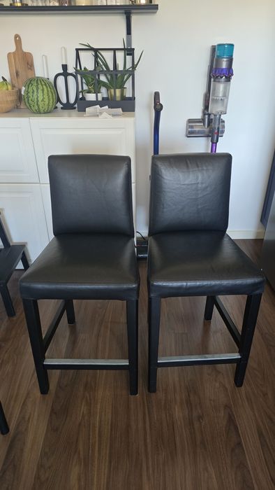 Conjunto IKEA Tipo Bar | Mesa Alta + 2 Bancos BERGMUND | Excelente Estado | 190€