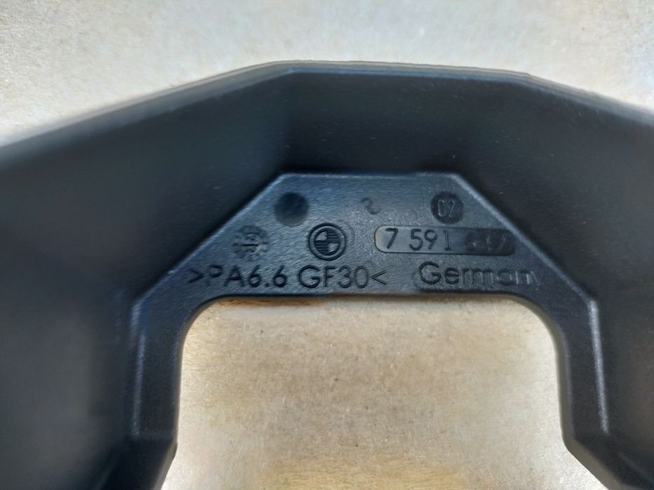 Права частина касети радіаторів БМВ-Х1. Ричаг правий.