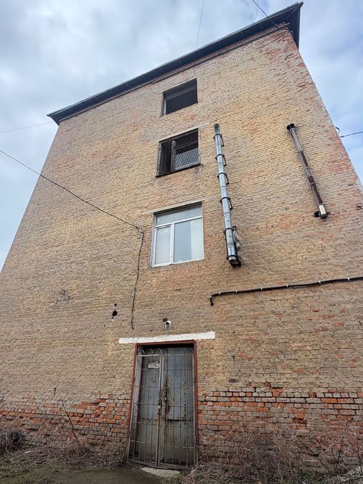 Продаж 4-ри поверхової адмінбудівлі