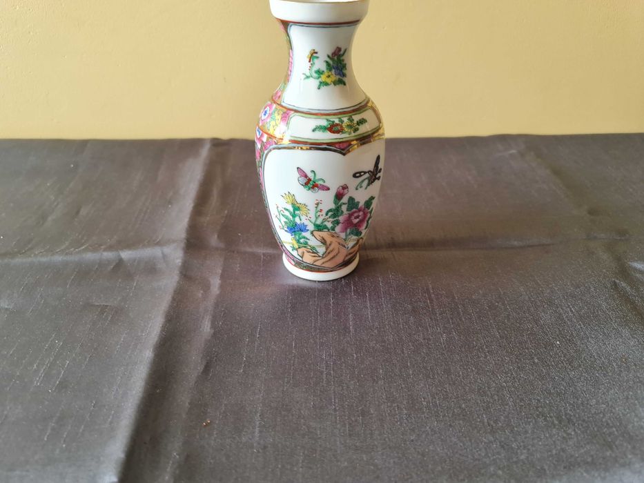 Stary, chiński wazonik porcelanowy(18)