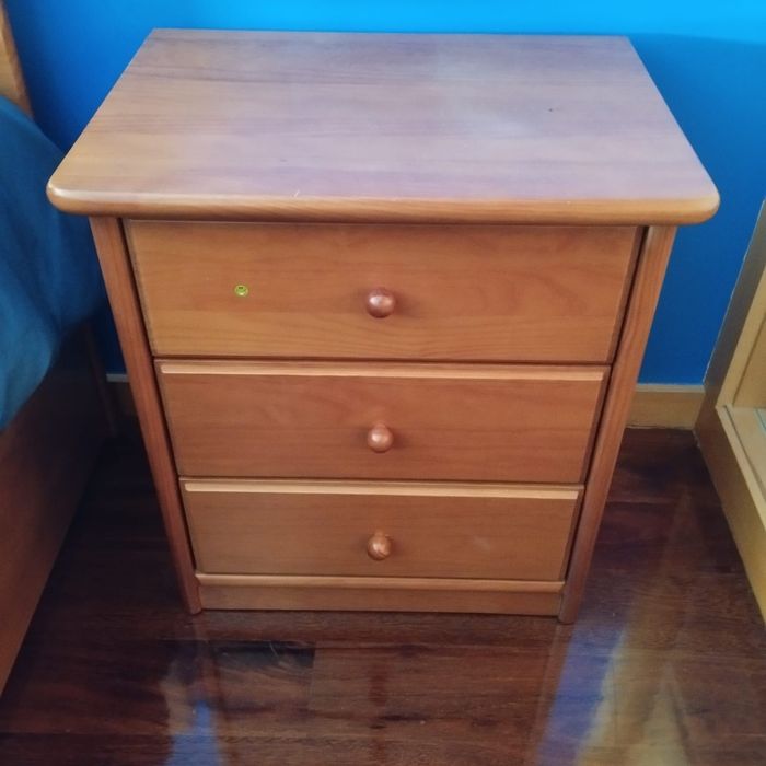 Cama e camiseiro em madeira maciça (Estado Perfeito ) 190x95