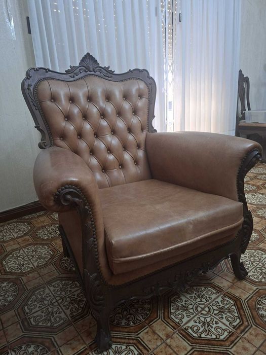 Vendo conjunto de sofás mais mesa de centro em excelente estado. Possibilidade de venda em separado