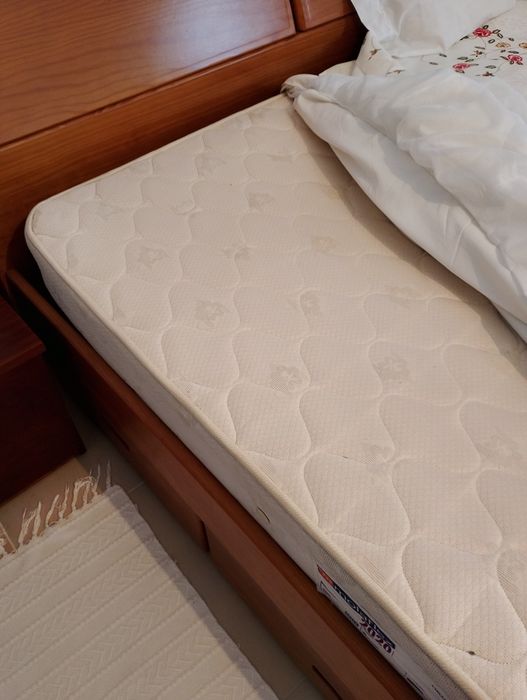 Cama de casal (madeira maciça)