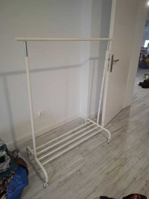 Wieszak na kółkach Rigga z ikea