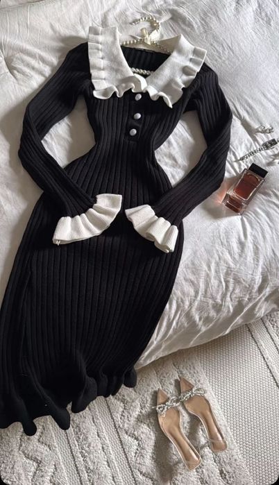 Елегантна міді сукня з декоративними гудзиками