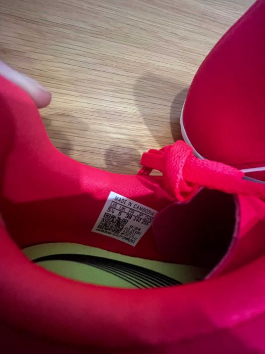 Vendo chuteiras Adidas Predator tamanho 38 nunca usadas