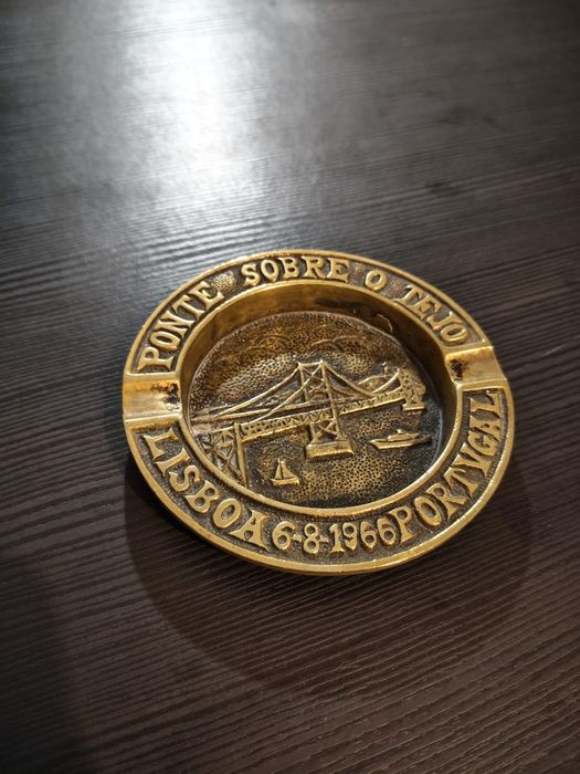 Cinzeiro ponte 25 abril