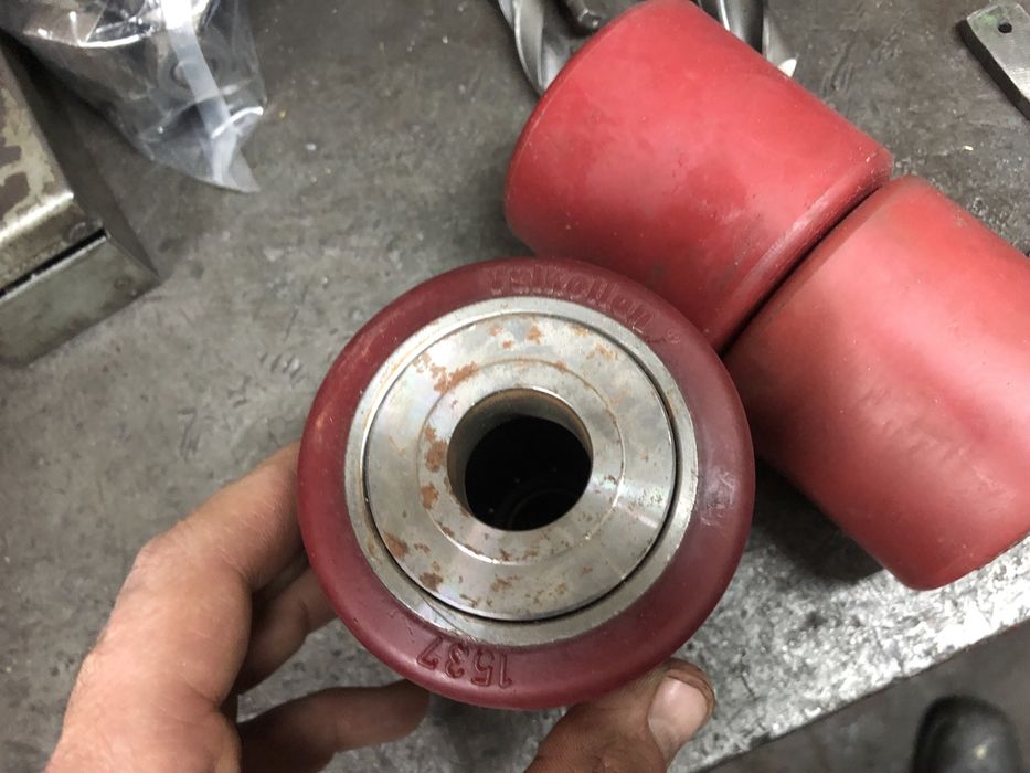 Ролик на рохлю резиновий закритого типу