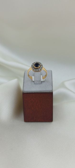 Złoty pierścionek ' Vintage ' z szafirem i diamentami.