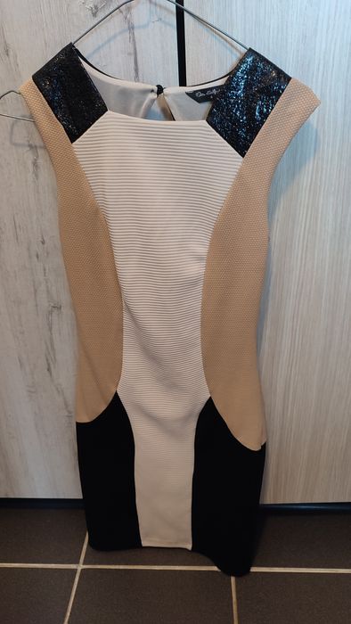 Sukienka krótka obcisła