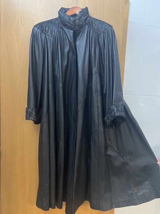 Casaco Preto Longo com Detalhes em Pele – Exclusividade e Sofisticação