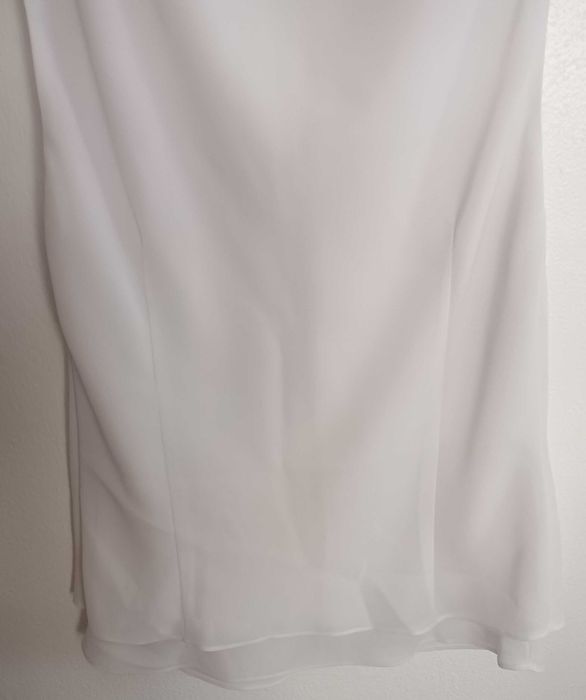 Blusa branca com aplicação nos ombros