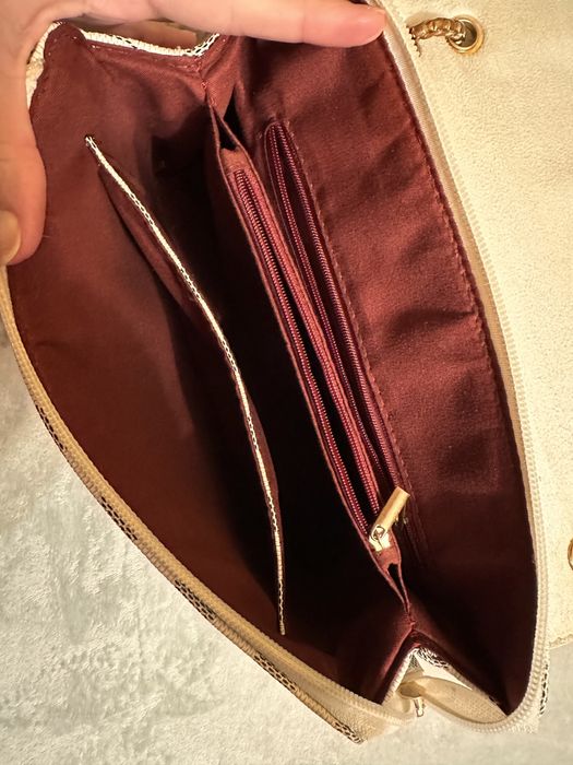 Carteira cinza e branca