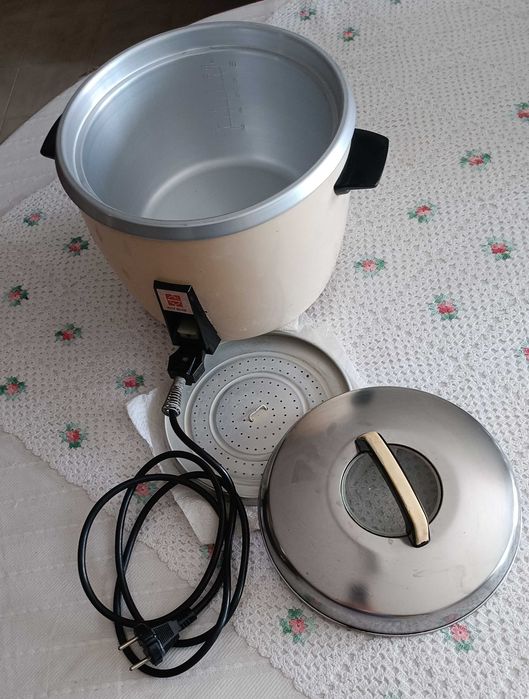 Panela elétrica de cozer arroz em bom estado